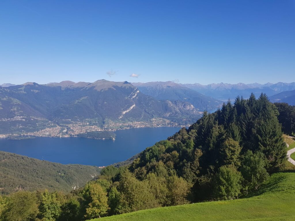 Vista da Monte San Primo e Rifugio Martina