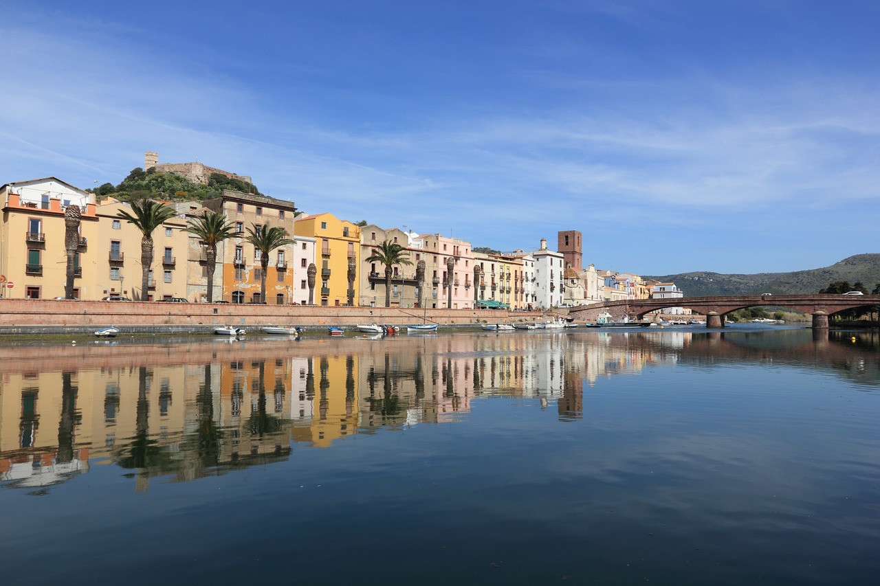 borgo di bosa visto dal mare