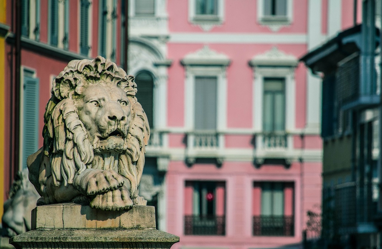 statua di un leone a monza