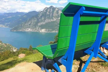 panchina gigante con vista lago