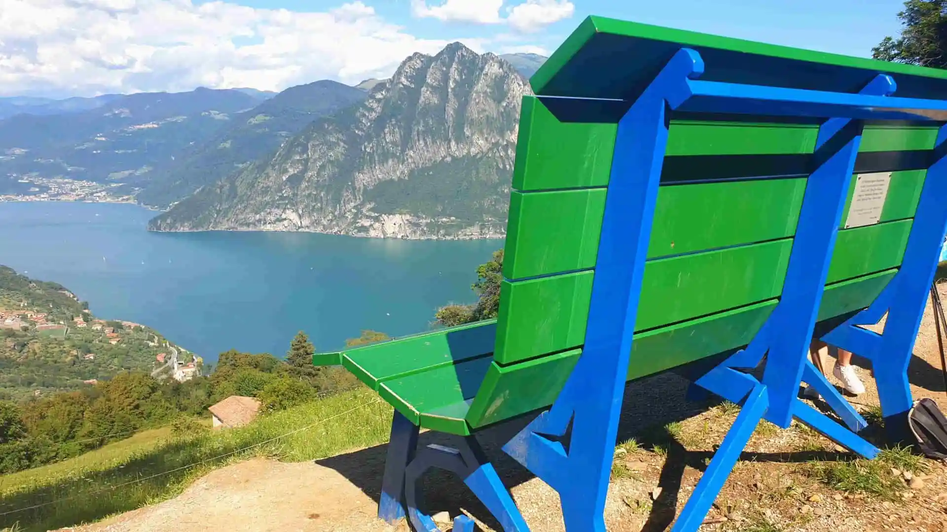 panchina gigante con vista lago