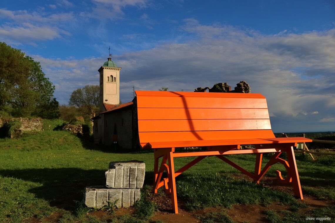 Panchina gigante in un prato