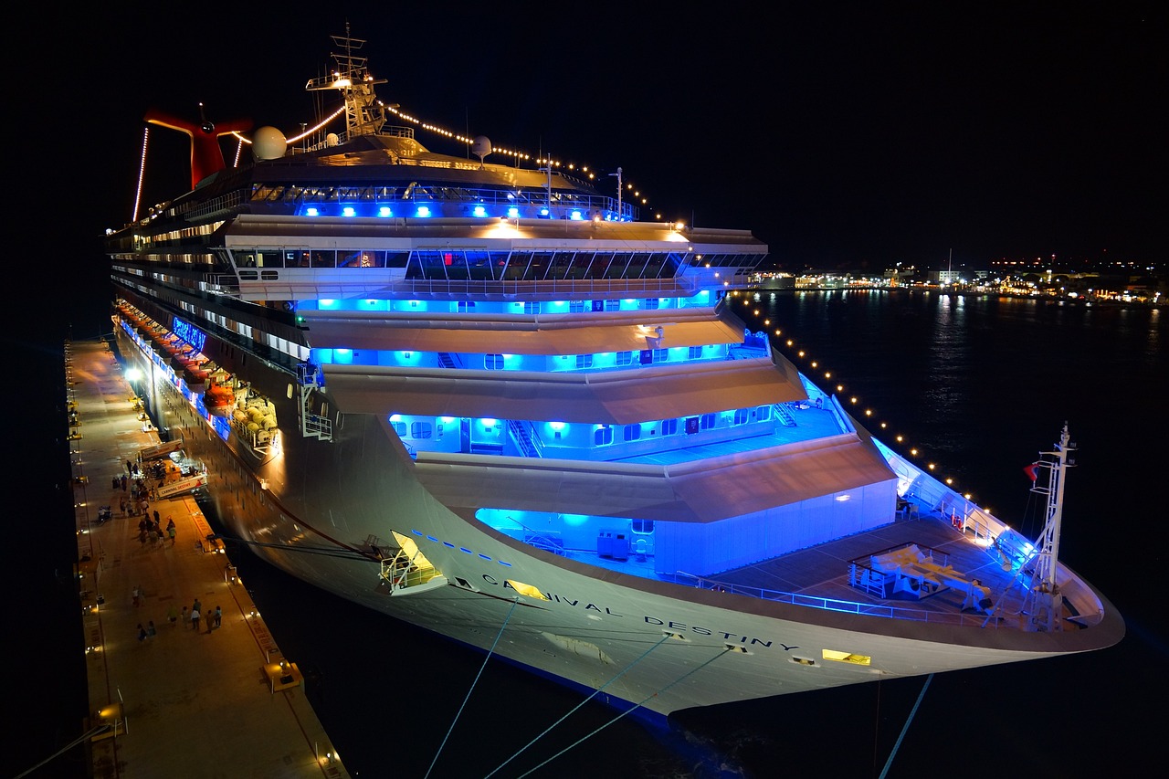 crociera al porto di notte
