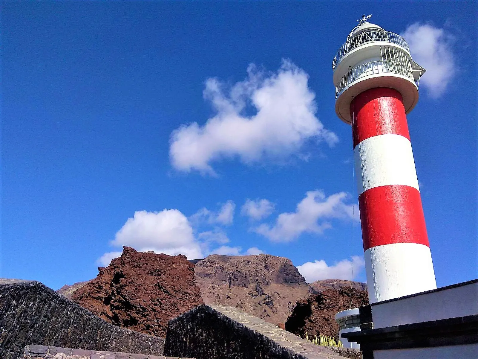 foto dal basso del faro di tenerife
