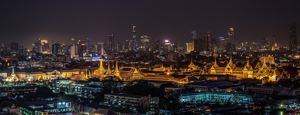 palazzo reale di notte a bangkok