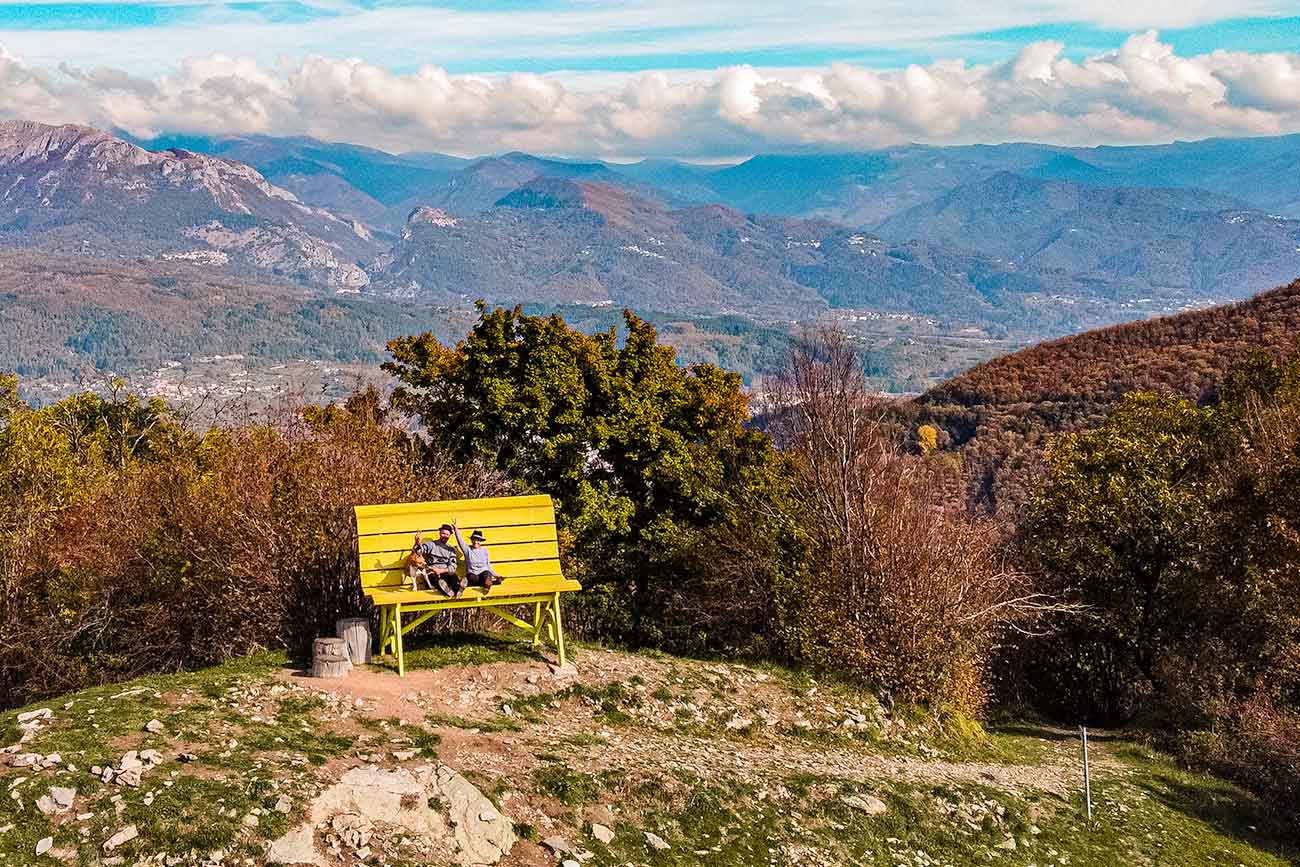 panchina gigante tra i colli toscani
