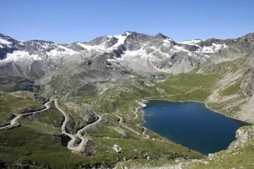 Passo nivolet d'estate, con vista sul lago