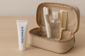 Dentifricio in aereo: tubetto da viaggio accanto a un beauty case aperto su un tavolo