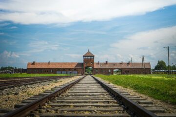 Binari del treno che portano al campo di concentramento di Auschwitz-Birkenau