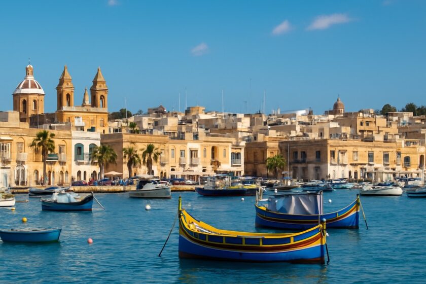 Panorama della costa maltese con barche colorate e cielo azzurro