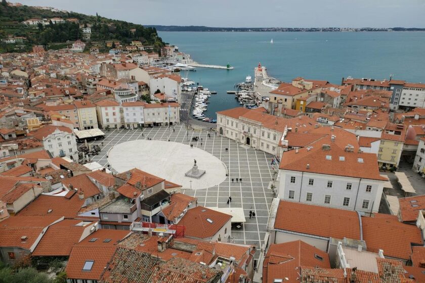 Vista aerea di Pirano con i tetti rossi del centro storico e il mare Adriatico