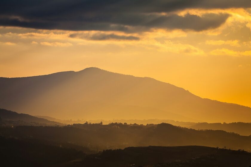 Un paesaggio mozzafiato sulle colline toscane al tramonto, simbolo di una vacanza slow e low cost tra natura e tranquillità