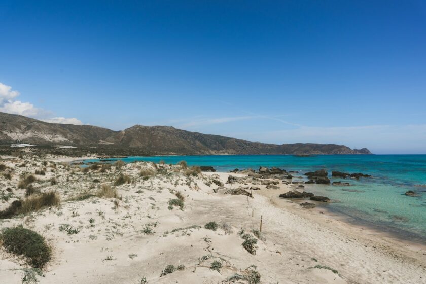 Spiaggia di Elafonissi con sabbia chiara, acqua turchese e montagne sullo sfondo