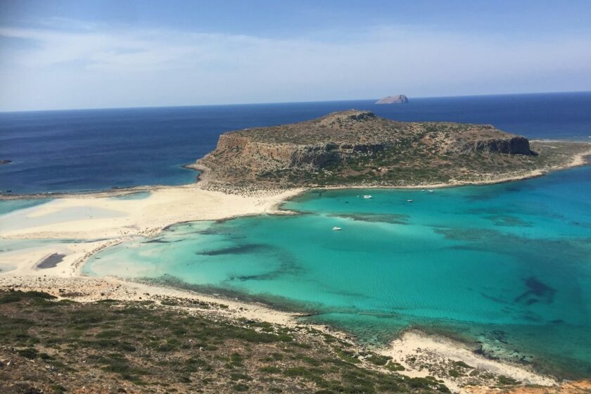 Vista aerea di una laguna e isola rocciosa nel mare di Creta occidentale