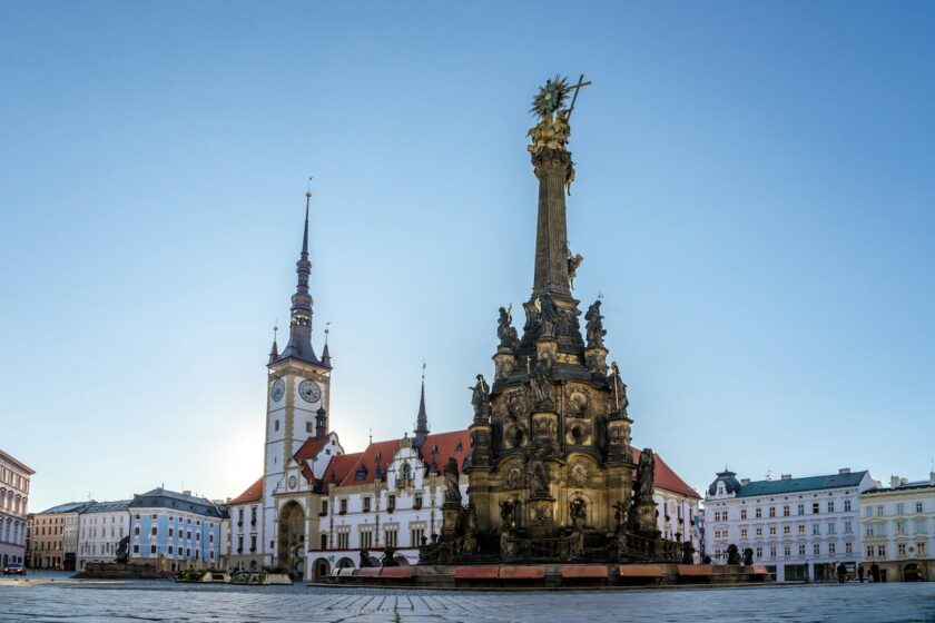 Municipio di Olomouc con torre gotica e piazza storica