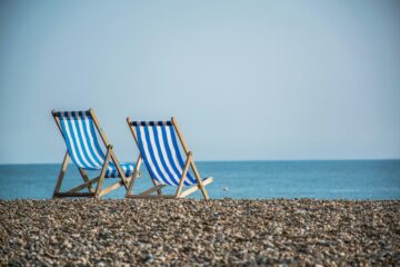 Sdraio vuote sulla spiaggia in una giornata soleggiata di settembre