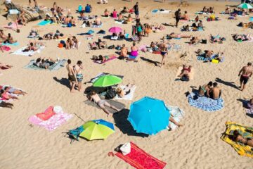 Persone sulla spiaggia durante Ferragosto in Italia
