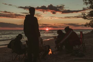 Giovani che si divertono sulla spiaggia italiana al tramonto