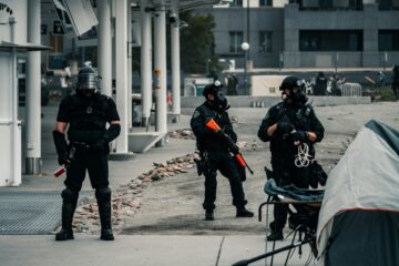 Villaggio afghano circondato da posti di blocco in un paesaggio montuoso.