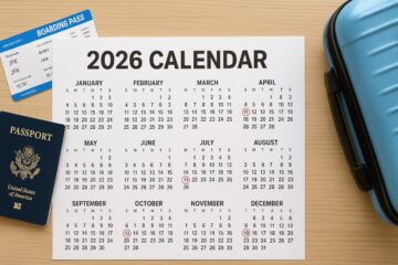 Calendario 2026 con date cerchiate e valigia pronta per le vacanze
