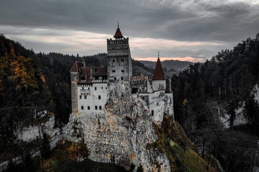 Castello di Bran immerso nei boschi dei Carpazi.