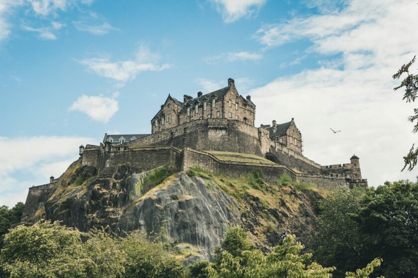 Il Castello di Edimburgo che domina la città dalla roccia vulcanica.