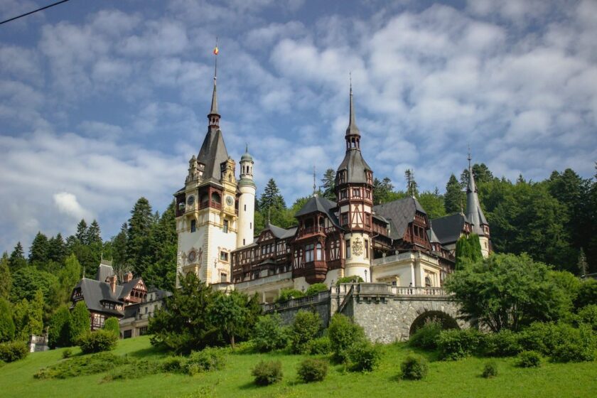 Il castello di Peleș tra i monti Carpazi, avvolto dalla natura.