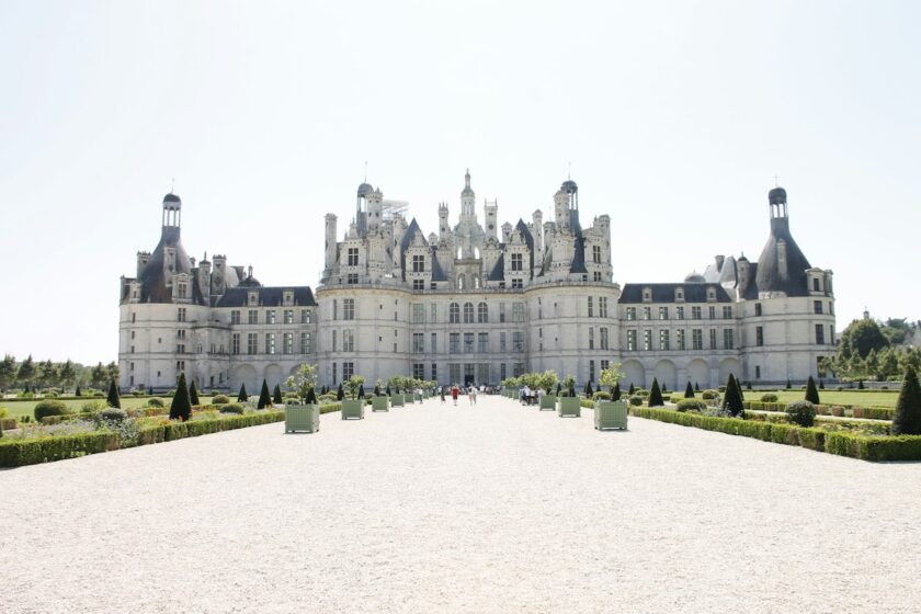 Château de Chambord circondato da giardini e canali nella Valle della Loira.
