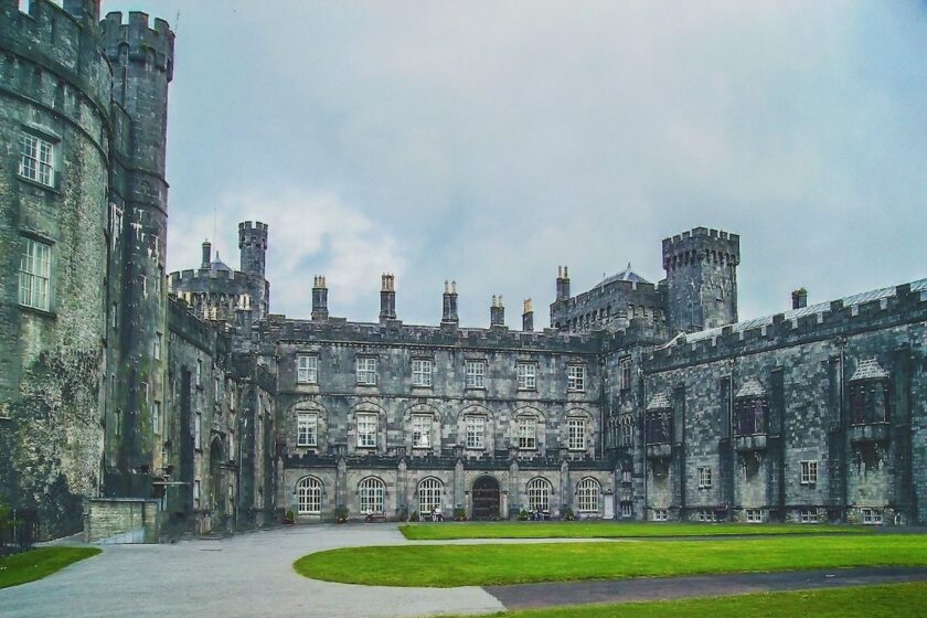 Il castello di Kilkenny con i suoi giardini verdi e le torri circolari.
