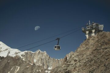 Cabina della Skyway Monte Bianco con vista panoramica sulle Alpi innevate