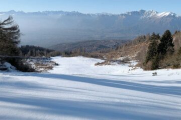 Panorama invernale dell’Alta Badia con neve e montagne dolomitiche.