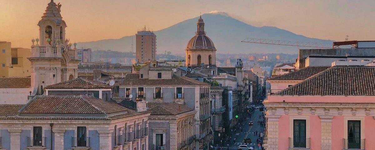 Panorama di Catania con il centro barocco e il vulcano Etna sullo sfondo
