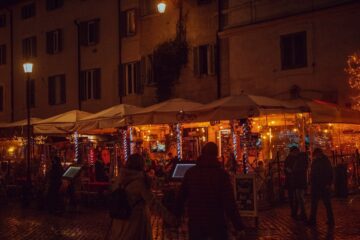 Mercatino di Natale tra le luminarie di un borgo storico della Puglia
