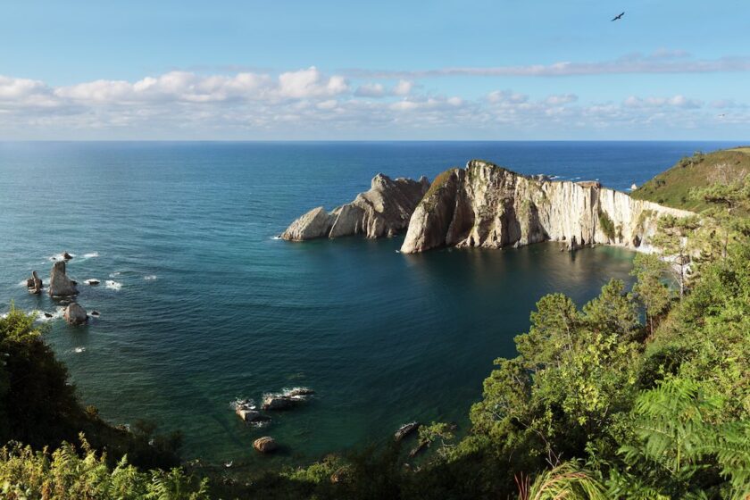 Costa delle Asturie con oceano e cielo variabile, immagine utile per spiegare Asturie clima