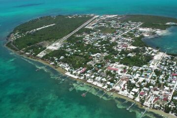 Costo della vita in Belize panorama con mare caraibico e abitazioni locali