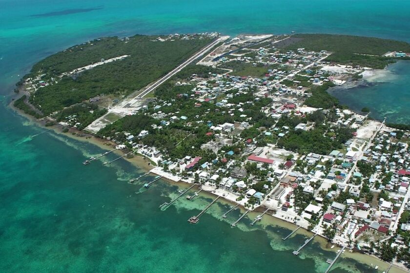 Costo della vita in Belize panorama con mare caraibico e abitazioni locali