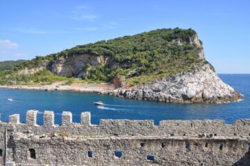 Isola Palmaria mare cristallino con acqua limpida e paesaggio naturale