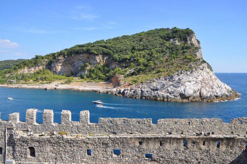 Isola Palmaria mare cristallino con acqua limpida e paesaggio naturale