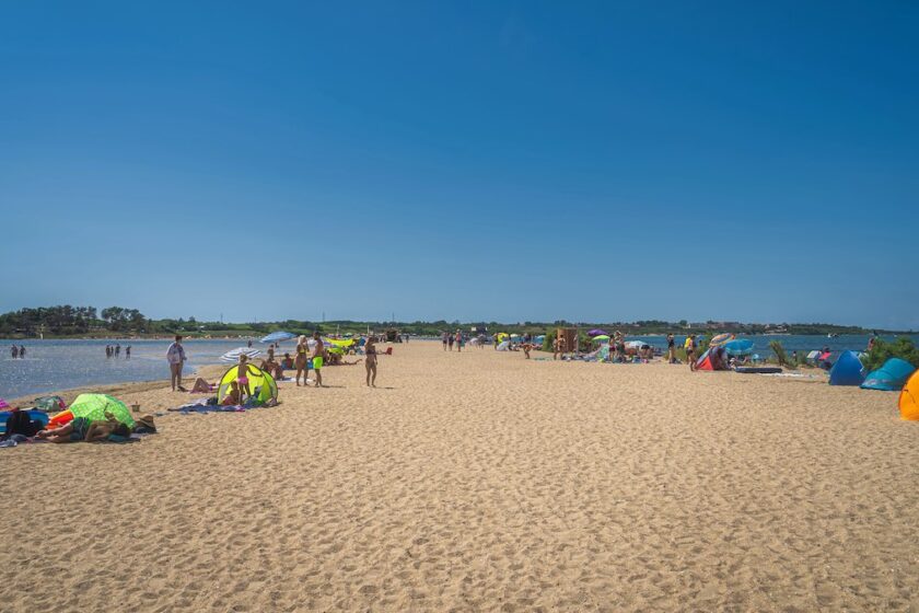 Spiaggia Croazia con sabbia e fondale basso adatta a bambini e famiglie