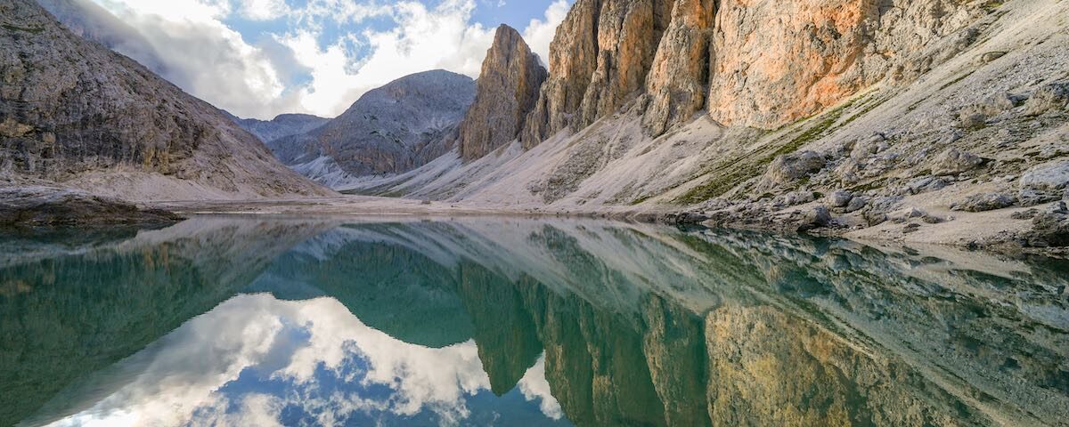 Lago Antermoia circondato da montagne dolomitiche e acqua cristallina