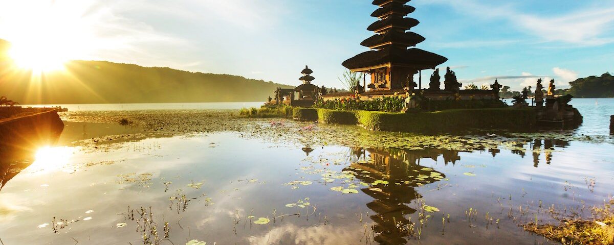 Tempio indonesiano immerso nel verde tropicale durante un viaggio culturale