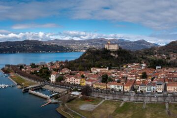 Angera sul Lago Maggiore con spiaggia, lungolago e panorama