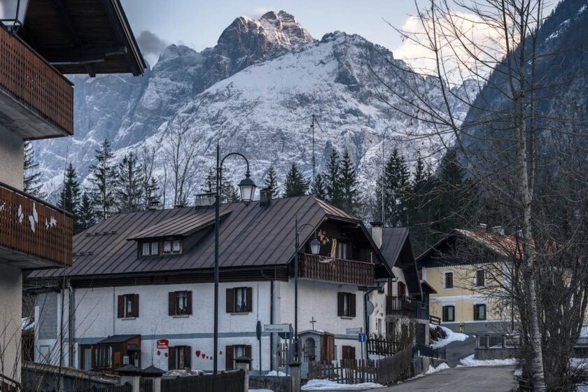Passeggiata in Val Saisera con sentiero tra boschi e Alpi Giulie