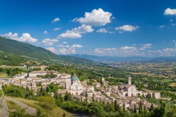 Veduta panoramica di Assisi in Umbria con la Basilica di San Francesco e il centro storico