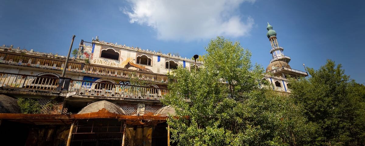 Edifici abbandonati a Consonno in Lombardia, città fantasma vicino a Lecco