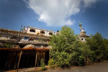 Edifici abbandonati a Consonno in Lombardia, città fantasma vicino a Lecco