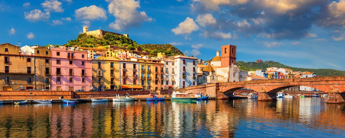 Bosa in Sardegna con case colorate affacciate sul fiume Temo e castello sul colle