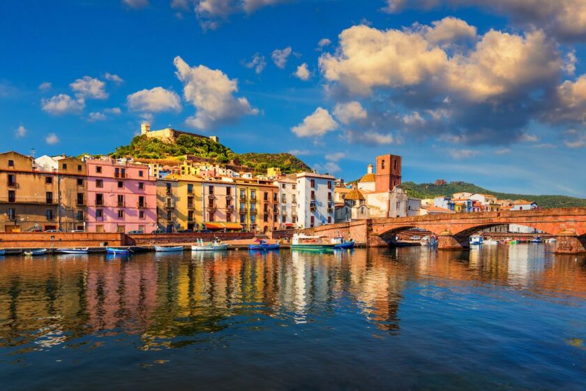 Bosa in Sardegna con case colorate affacciate sul fiume Temo e castello sul colle