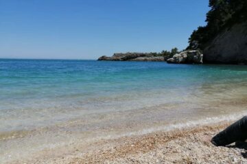 mare blu spiaggia ciotoli