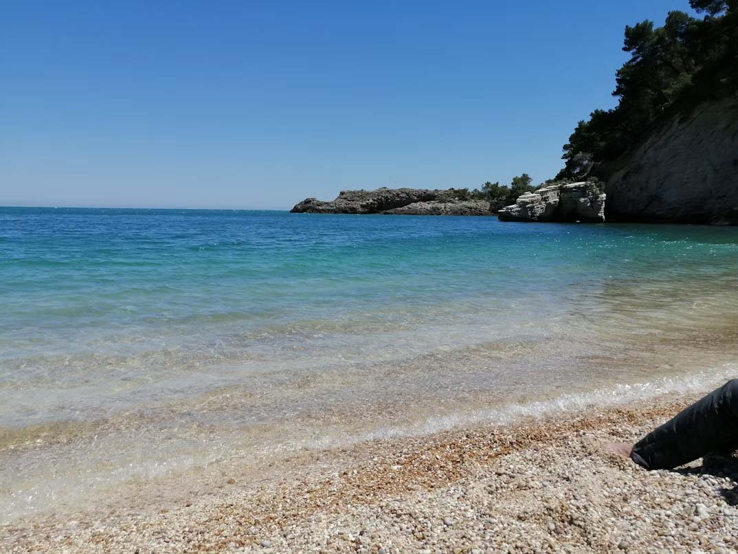 mare blu spiaggia ciotoli